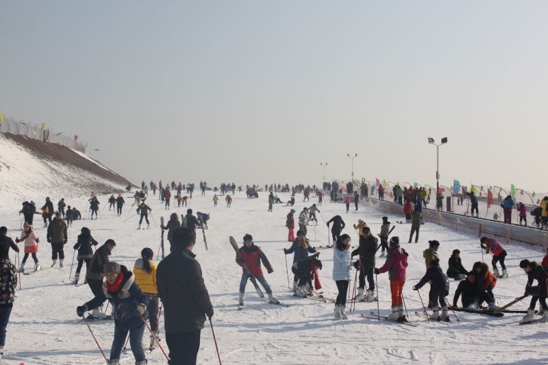 滑雪场游客爆满